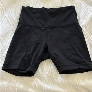 Lululemon Wunder Train High-Rise Short 6" in Black Size 6